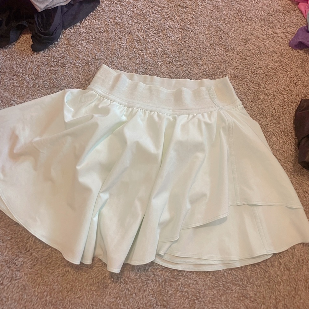 Lululemon womens courtside skirt. Light green. Size 2